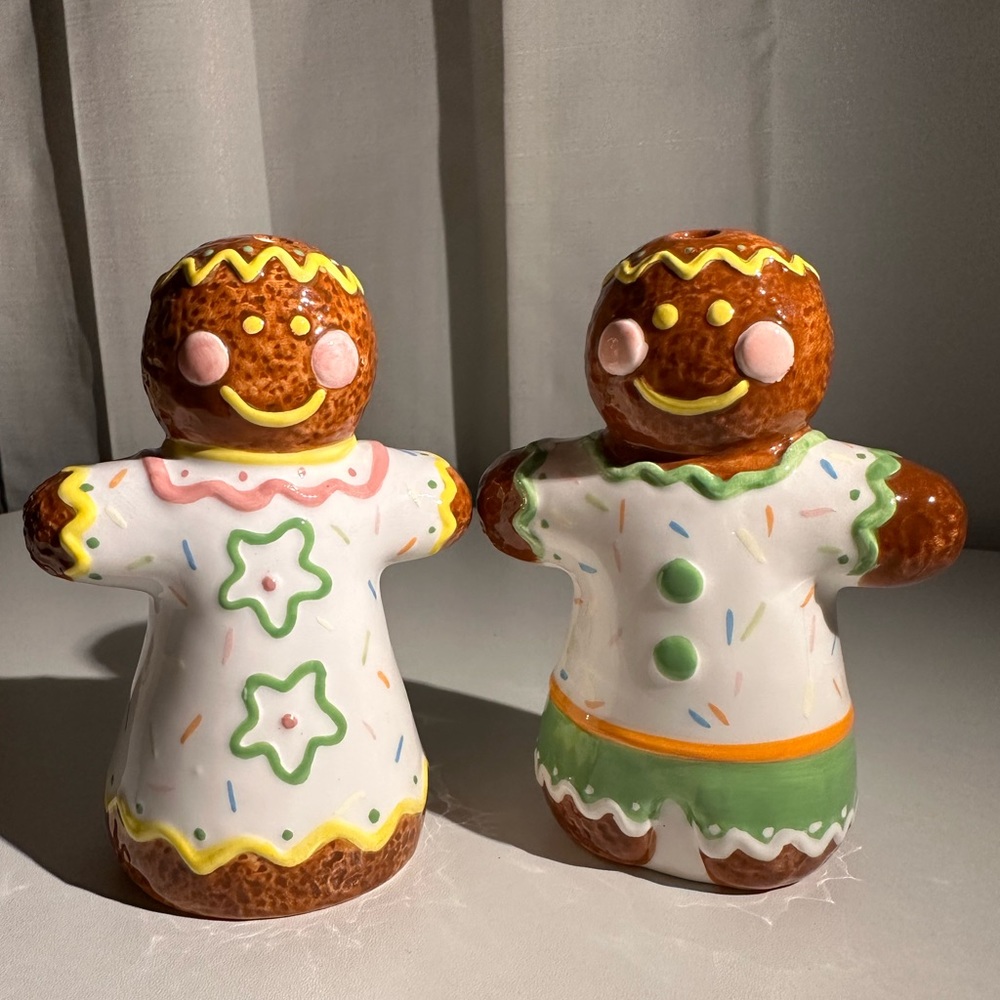 Christmas Holiday Ceramic Gingerbread Cookie Salt & Pepper Shakers Set- CUTE!!!